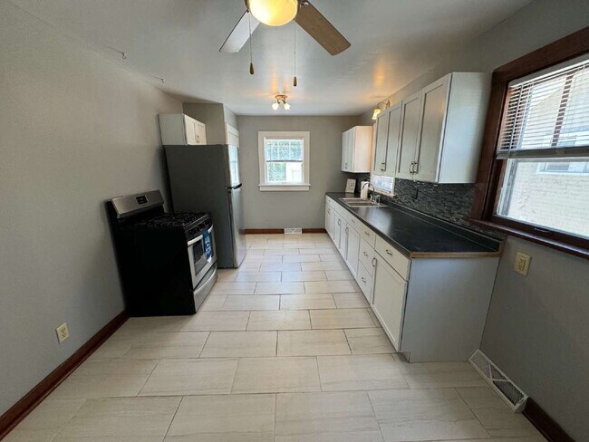 Building Photo - MODERN 3-BEDROOM HOME YOU DON’T WANT TO MISS!