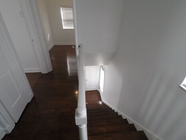 Building Photo - 3 Bedroom/ 1 Bathroom House for Rent in Brookline!