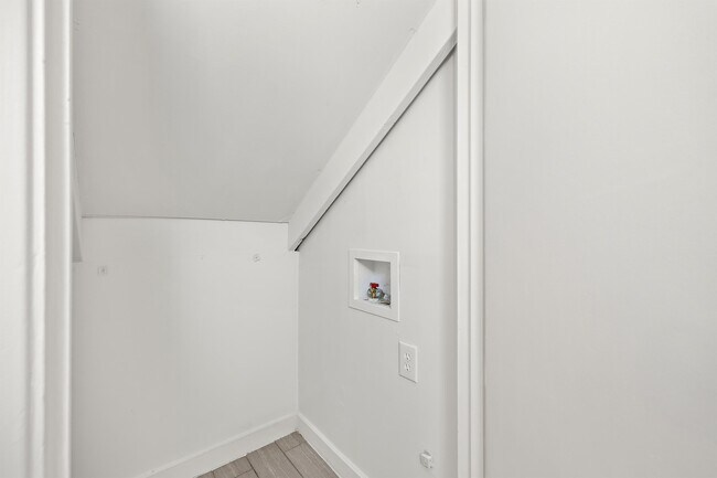 Building Photo - 907 E Oltorf St