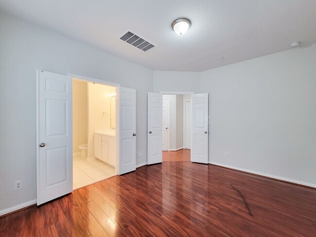 Building Photo - Gorgeous Large Floorplan with High Ceilings!