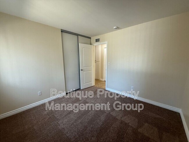 Building Photo - 1126 S Clifpark Cir