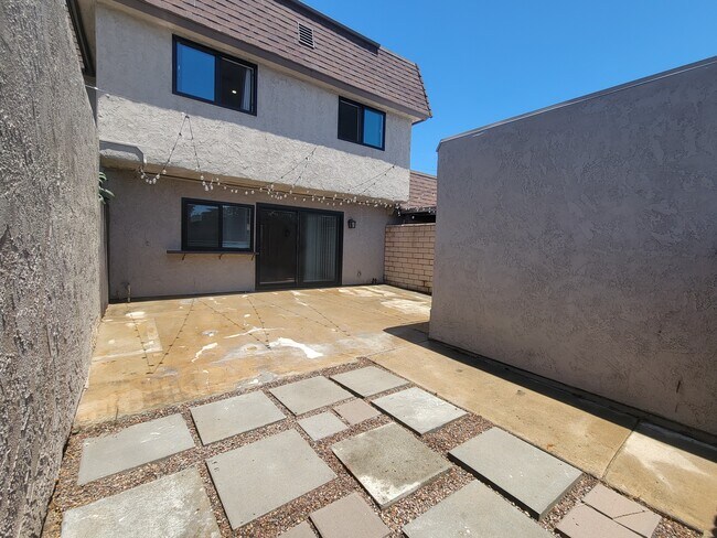 Building Photo - 8165 Laguna Ct