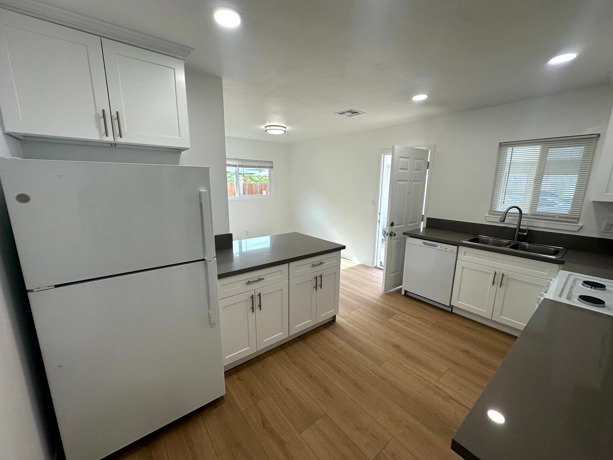 Building Photo - 836 W Olive Ave