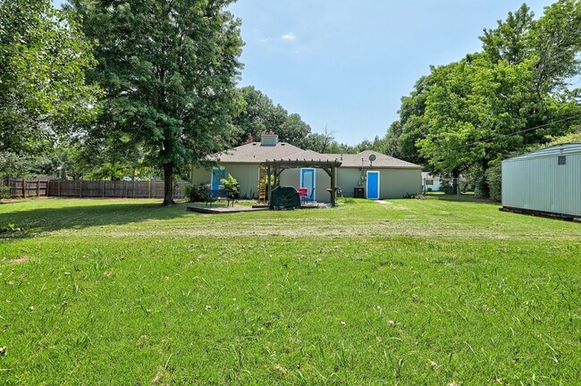 Building Photo - Updated 2 Bed+Study , 1 Bath HUGE Backyard Near Shops & Dining
