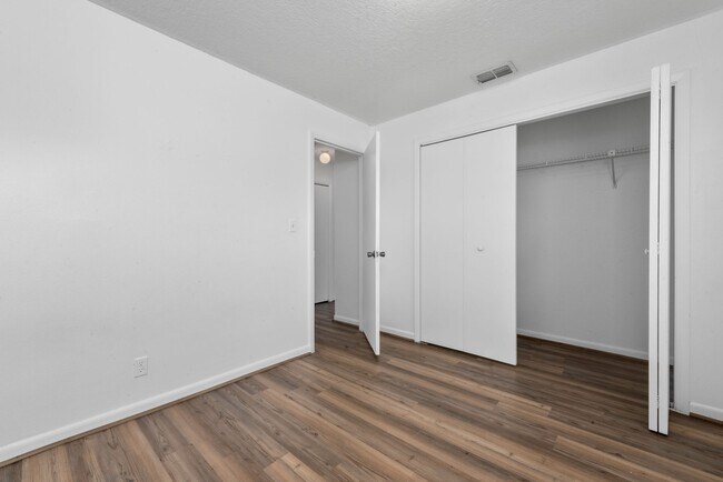 Building Photo - 909 W Orange St