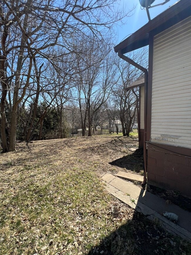 Building Photo - 2 bedroom 1 bath house. off street parking. $1000