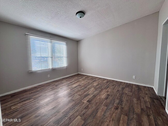 Building Photo - 421 Tulum Dr