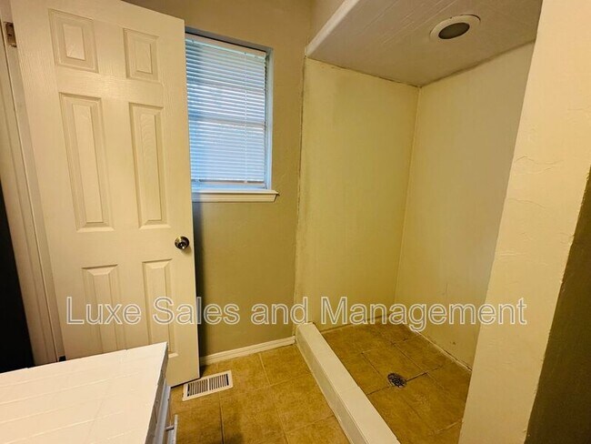 Building Photo - 11701 N Lee Ave