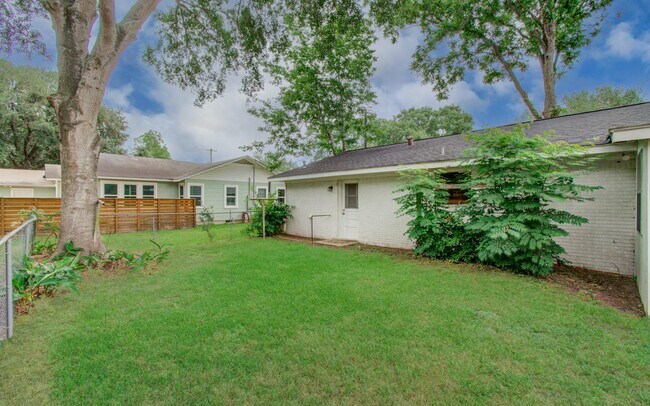 Building Photo - 1722 Front St