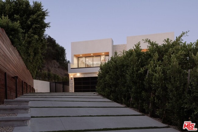 Building Photo - 2608 Zorada Dr