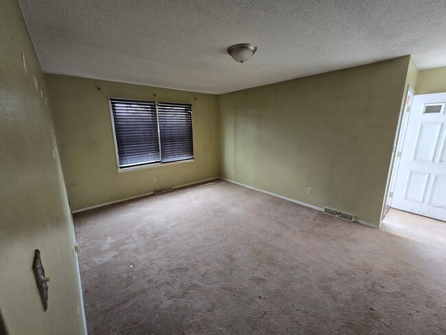 Building Photo - 3 Bedroom 2 Bathroom for $1350.00