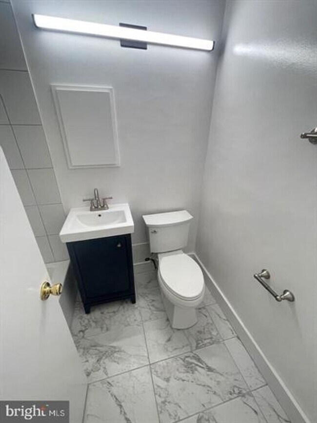 Building Photo - Spacious Studio with all Utilities Included