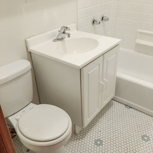 Building Photo - 4811 N Wolcott Ave