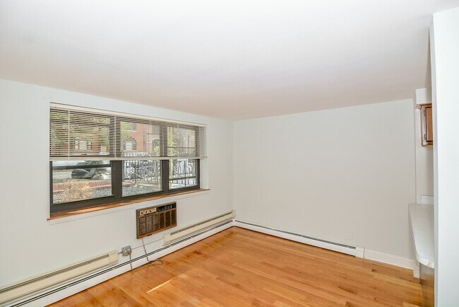 Building Photo - 665 W Wrightwood Ave