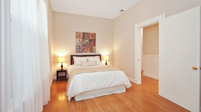 Building Photo - 332 6th Ave