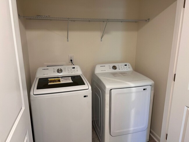 Building Photo - Beautiful 3BR/2.5BA Townhouse located in K...