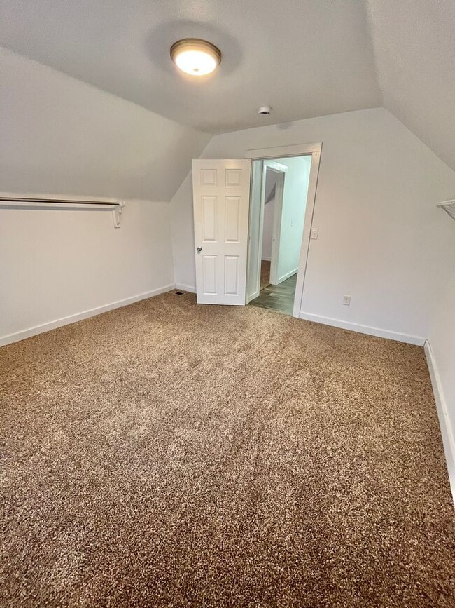 Building Photo - Affordable 3 Bed/1.5 Bath Near Downtown!