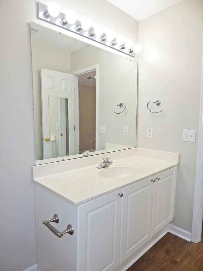 Building Photo - 657 Montgomery Dr