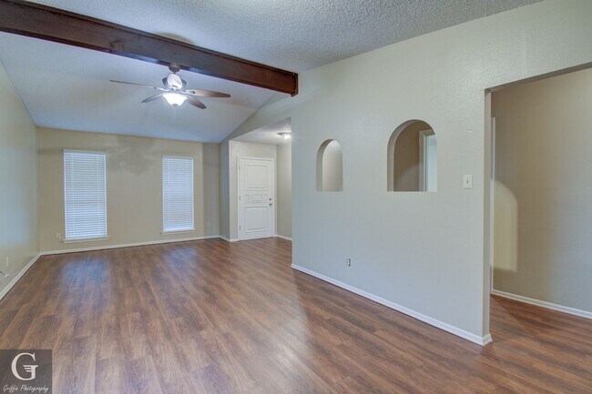 Building Photo - 4 bedroom 2 bathroom