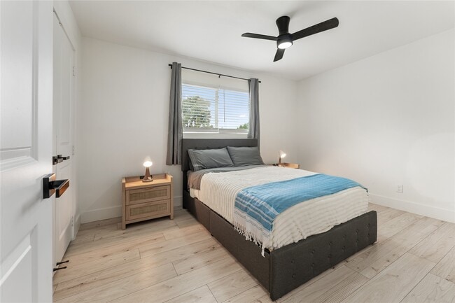 Building Photo - 9919 Golden Sunshine Dr