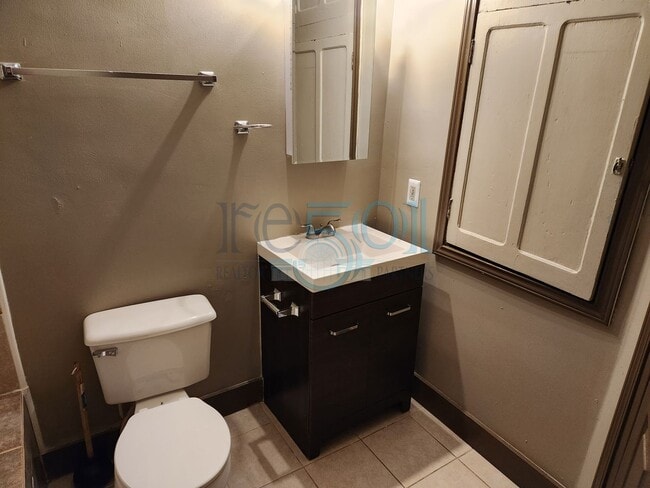 Building Photo - Historical 3 Bedroom 1 Bathroom!