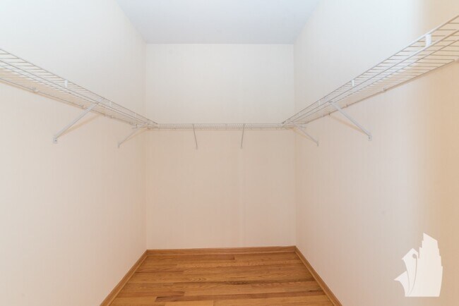 Building Photo - 2539 N Southport Ave