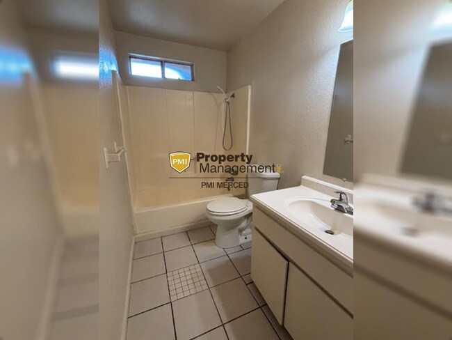 Building Photo - 2 Bedroom House Available Now for $1800!