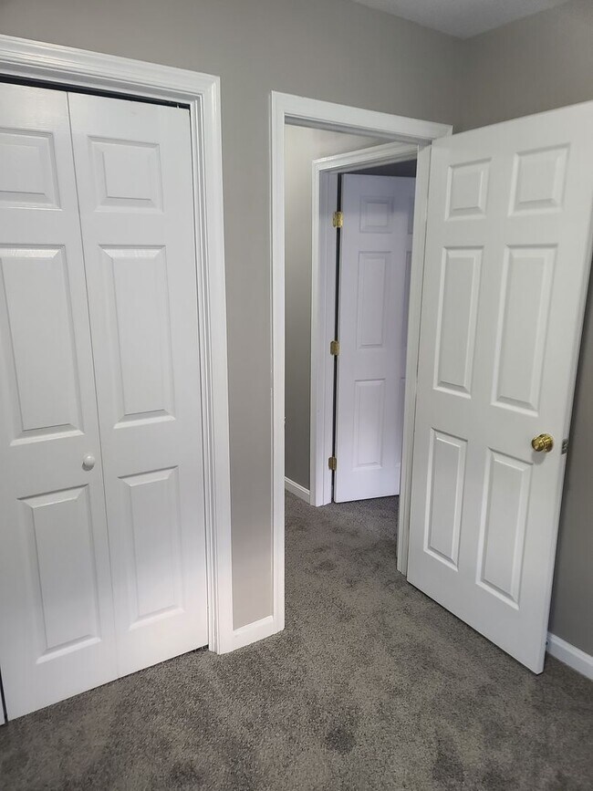 Building Photo - 3 bedroom,  2 1/2 bath town home in Waynesboro PA