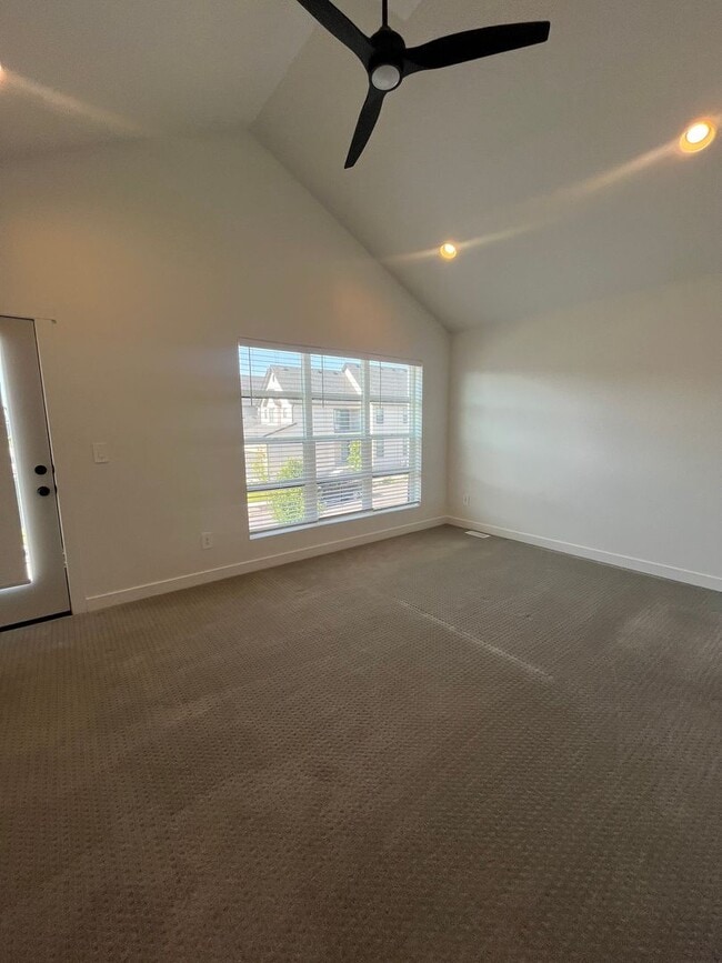 Building Photo - Spacious 3 Bed 2.5 Bath Home Available Jun...