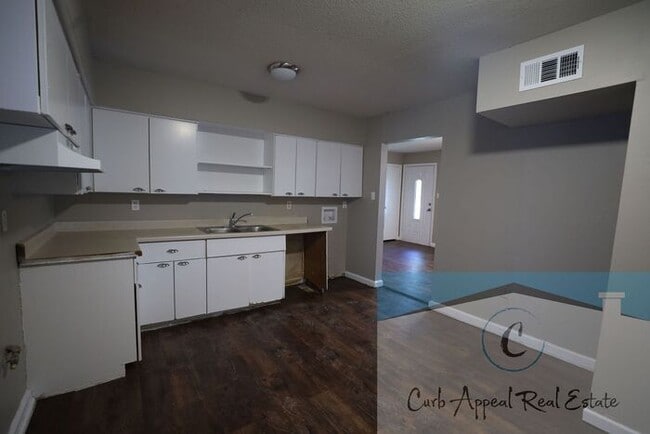 Building Photo - Move in special $600!! Recently renovated 3 bed 1 bath home with fenced yard and a bonus space! -...