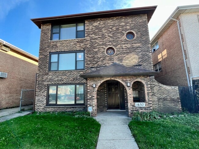 Building Photo - 1637 Downs Dr