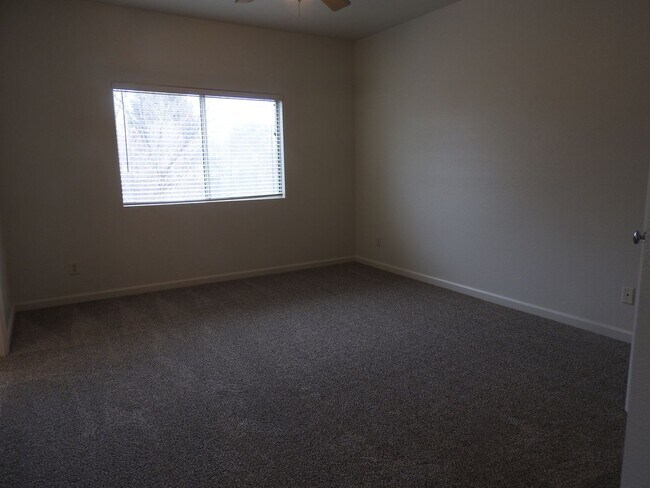 Building Photo - Cresleigh near Wild Life Preserve 3 Bedroom + Den!!