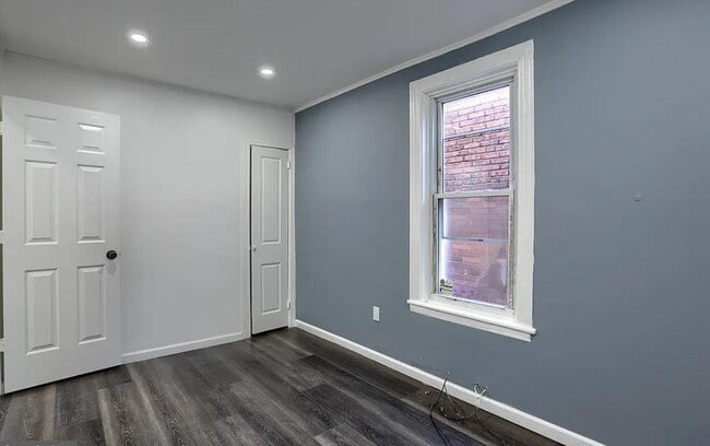 Building Photo - 455 Crescent St