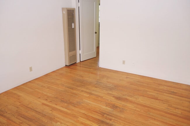 Building Photo - Kenwood Apartments 2426