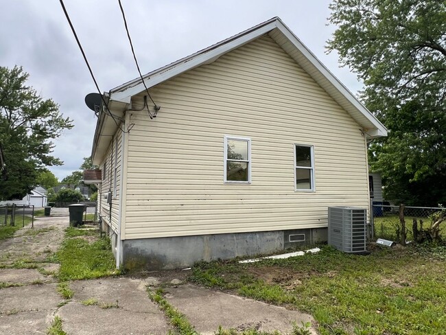 Building Photo - 2 bedrooms 1 bathroom house