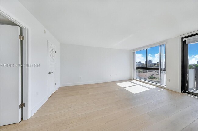 Building Photo - 9800 W Bay Harbor Dr