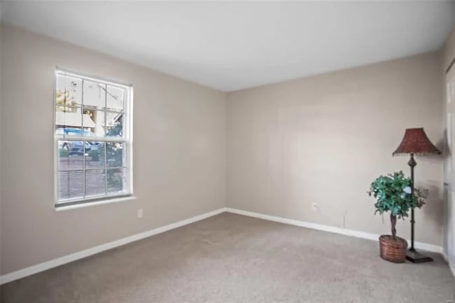 Building Photo - 700 Ridgeside Dr