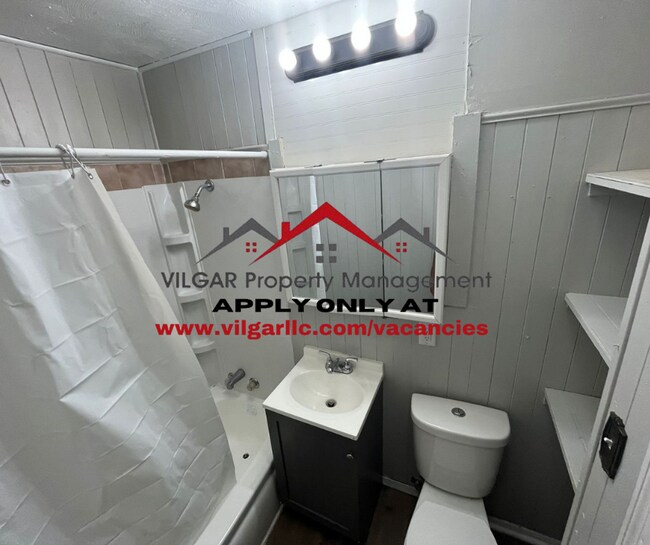 Building Photo - Step into comfort and convenience with this spacious 3-bedroom, 1-bathroom single-family home des...