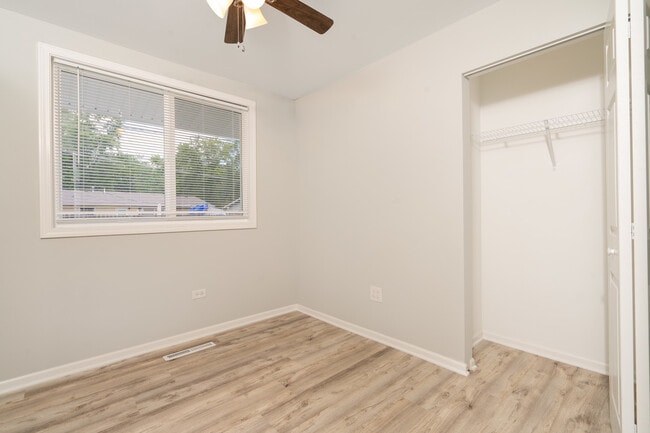 Building Photo - 6 E Briarwood Dr