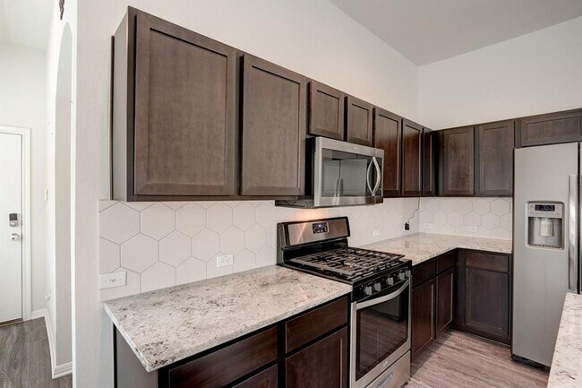 Building Photo - Beautiful 3BR/2BA Home with Island Kitchen...