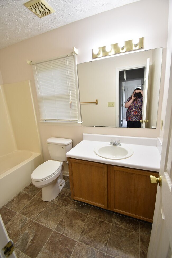 Building Photo - 202 Cobblestone Ct
