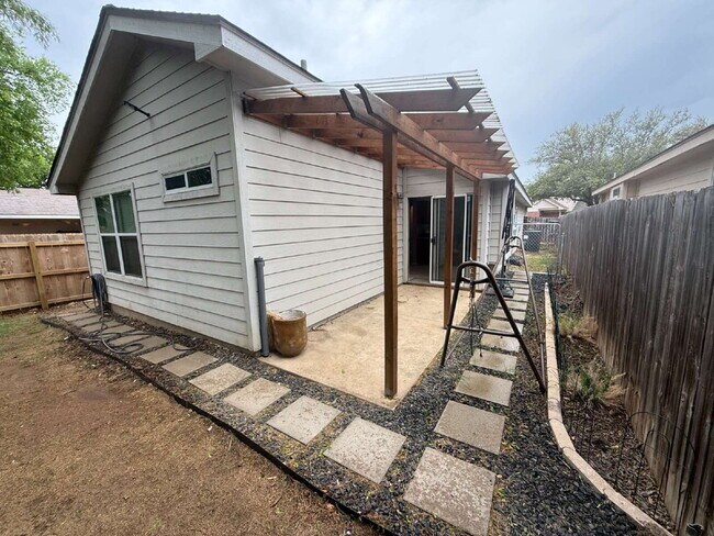 Building Photo - Well Maintained One-Story in Westchase | No Carpet + New Pergola + Prime Location