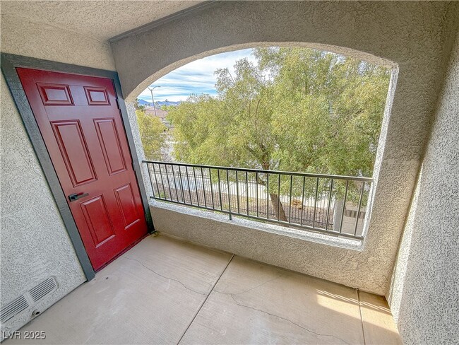 Building Photo - 950 Seven Hills Dr