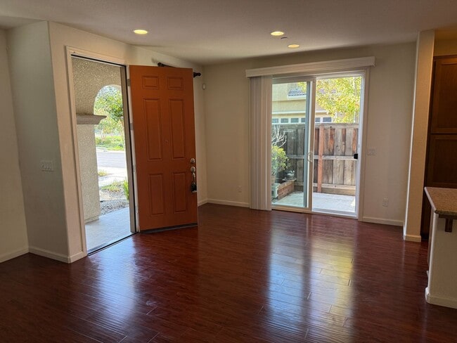 Building Photo - MODERN NEWER 3 BEDROOM 2 STORY FAIRFIELD *...