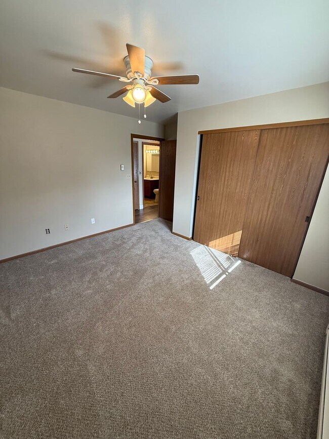 Building Photo - Private Entry 2 Bed/1 Bath Apartment!