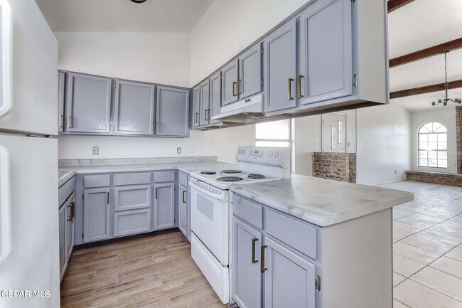 Building Photo - 3551 E Glen Dr