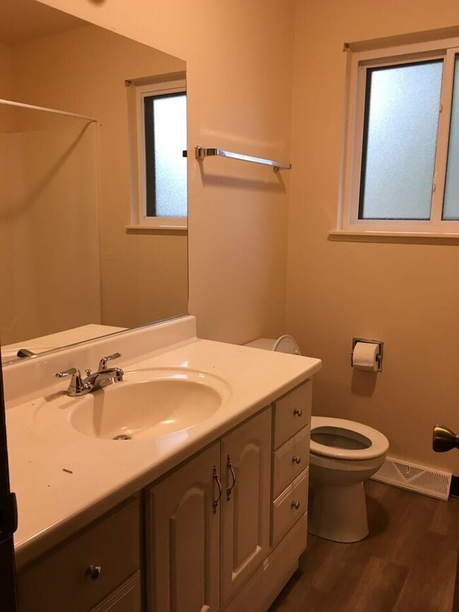 Building Photo - 3 Bedroom, 2 Bathroom Townhome in Lakemont Subdivision of Greeley