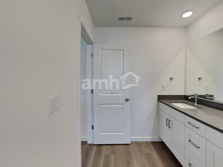 Building Photo - 23618 E 5th Ave