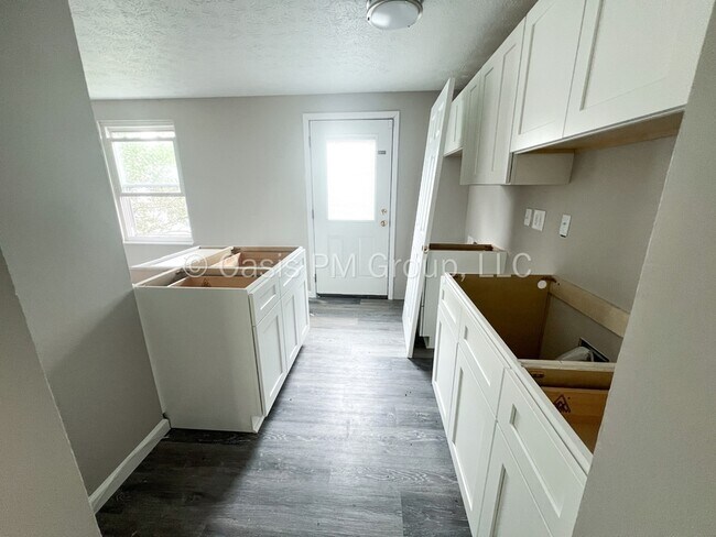 Building Photo - 912 Tellega Ave
