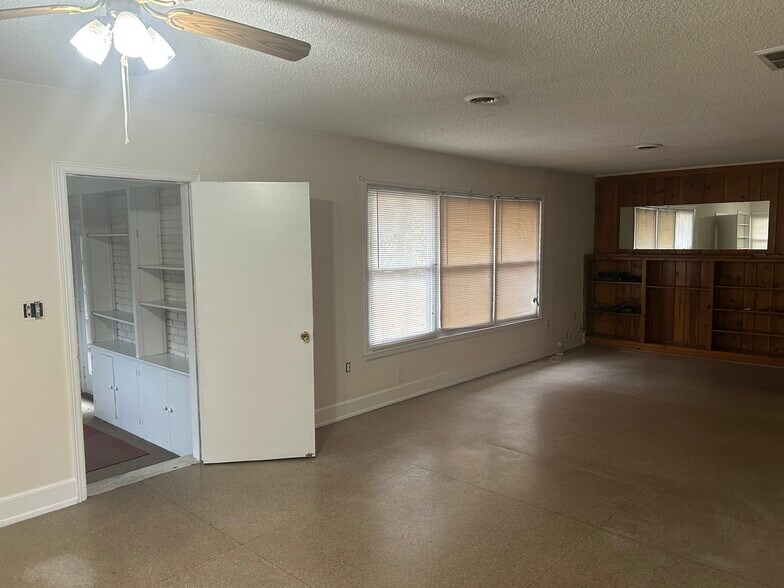 Building Photo - 1234 M Ave